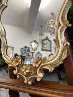 Spogulis un konsole ar ziedu rokaja rāmi — Neorokoko stilā (Rococo Revival Mirror and Console Set with Ornate Floral Frame) (4234) - Image 3