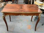 Antīks rožkoka salonu galds ar bronzas apdari — Luija XV stilā (Louis XV Style Rosewood Salon Table with Bronze Mounts) (66320) - Image 2