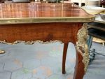 Antīks rožkoka salonu galds ar bronzas apdari — Luija XV stilā (Louis XV Style Rosewood Salon Table with Bronze Mounts) (66320) - Image 8