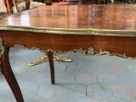 Antīks rožkoka salonu galds ar bronzas apdari — Luija XV stilā (Louis XV Style Rosewood Salon Table with Bronze Mounts) (66320) - Image 9