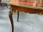 Antīks rožkoka salonu galds ar bronzas apdari — Luija XV stilā (Louis XV Style Rosewood Salon Table with Bronze Mounts) (66320) - Image 10
