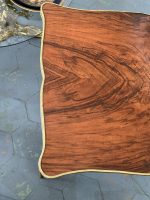 Antīks rožkoka salonu galds ar bronzas apdari — Luija XV stilā (Louis XV Style Rosewood Salon Table with Bronze Mounts) (66320) - Image 11