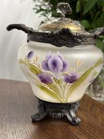 Antīks apgleznots cukurtrauks ar īrisu motīviem — Jūgendstils (Antique Hand-Painted Iris Sugar Bowl) (5245) - Image 4
