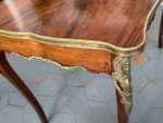 Antīks rožkoka salonu galds ar bronzas apdari — Luija XV stilā (Louis XV Style Rosewood Salon Table with Bronze Mounts) (66320) - Image 12