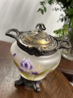 Antīks apgleznots cukurtrauks ar īrisu motīviem — Jūgendstils (Antique Hand-Painted Iris Sugar Bowl) (5245) - Image 3