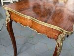 Antīks rožkoka salonu galds ar bronzas apdari — Luija XV stilā (Louis XV Style Rosewood Salon Table with Bronze Mounts) (66320) - Image 13