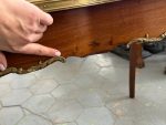 Antīks rožkoka salonu galds ar bronzas apdari — Luija XV stilā (Louis XV Style Rosewood Salon Table with Bronze Mounts) (66320) - Image 14