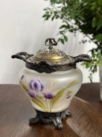 Antīks apgleznots cukurtrauks ar īrisu motīviem — Jūgendstils (Antique Hand-Painted Iris Sugar Bowl) (5245) - Image 2
