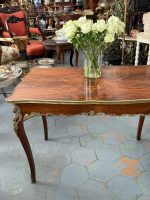 Antīks rožkoka salonu galds ar bronzas apdari — Luija XV stilā (Louis XV Style Rosewood Salon Table with Bronze Mounts) (66320) - Image 4