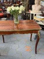 Antīks rožkoka salonu galds ar bronzas apdari — Luija XV stilā (Louis XV Style Rosewood Salon Table with Bronze Mounts) (66320) - Image 5