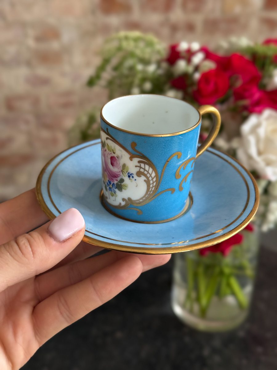 Izsmalcināta Porcelāna Krūzīte Un Apakštasīte (6961) - Image 1