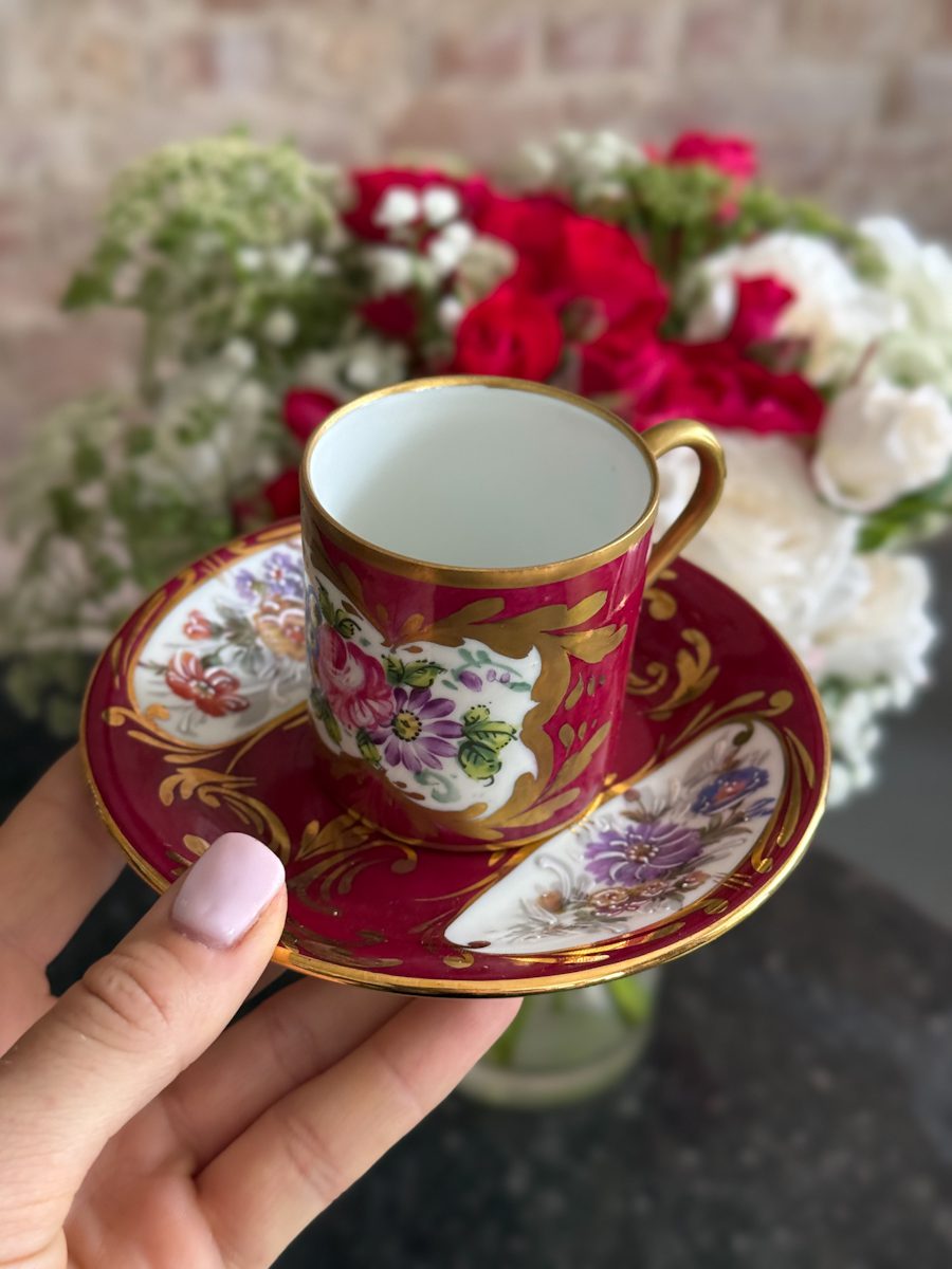 Izsmalcināta Porcelāna Krūzīte Un Apakštasīte (6960) - Image 1