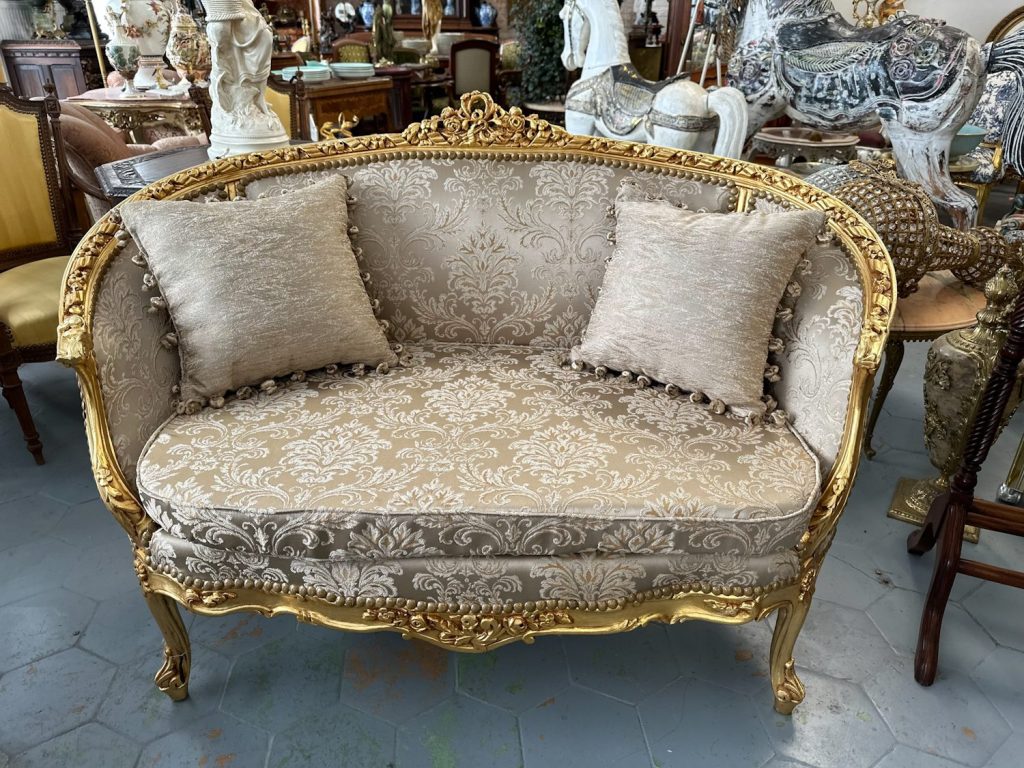 Komfortabel, lille sofa med puder (4200)