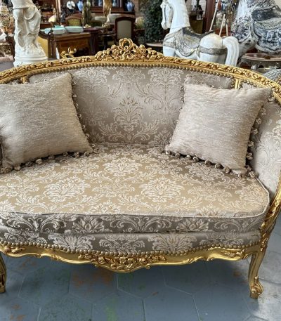 Komfortabel, lille sofa med puder (4200)