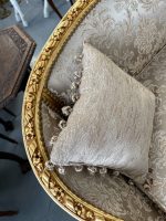 Ērta, Neliela Izmēra Sofa, Dīvāns ar Spilveniem (4200) - Image 17