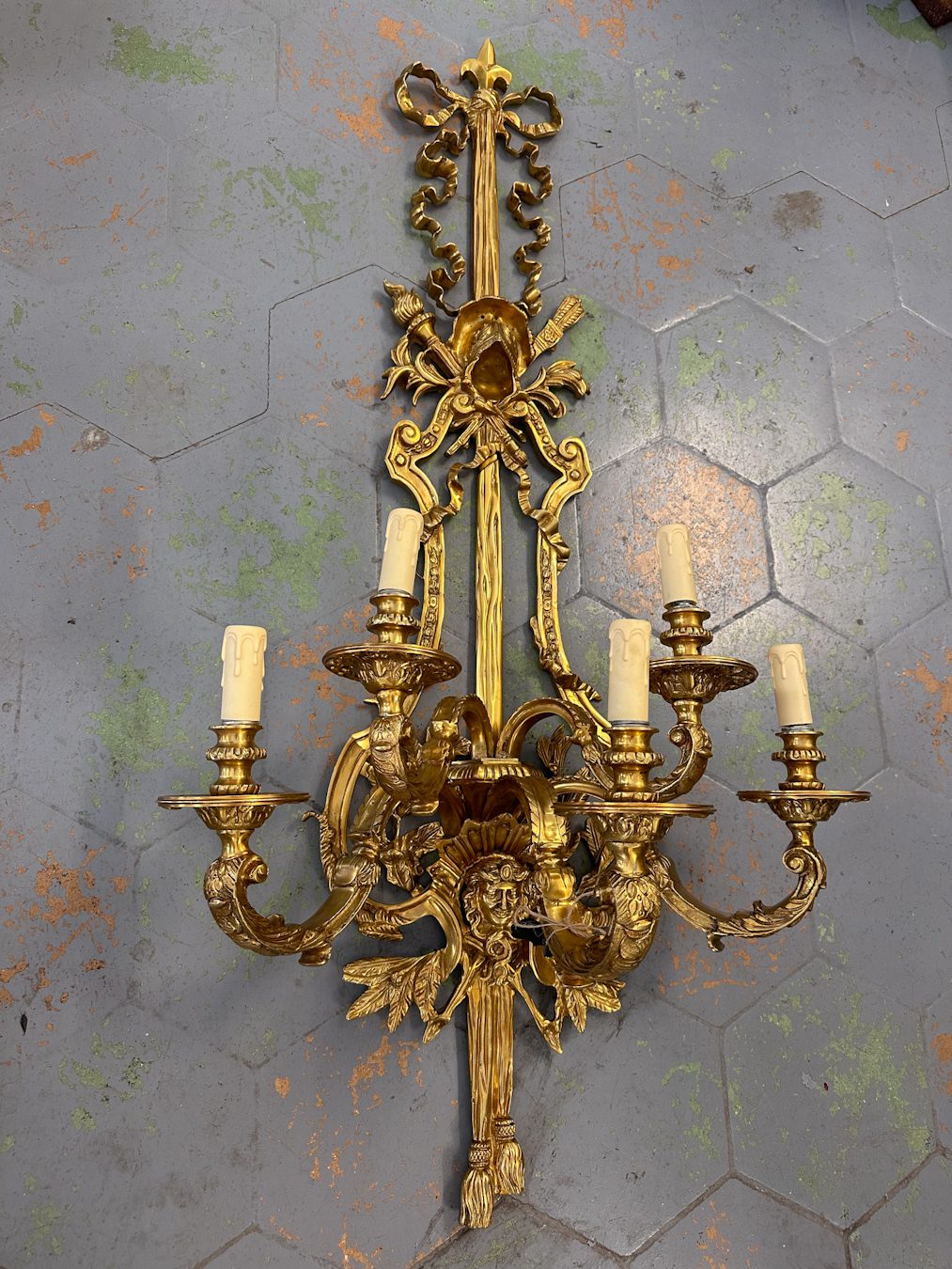 Monumentāla Bronzas Bra sienas lampa ar maskaronu — Luija XVI stils, Francija, circa 1770–1790 (4969) - Image 1