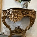 Konsole ar marmora virsmu, putti un medību scēna — apzeltīts koks, Luija XV stils, 19. gs. (4619)