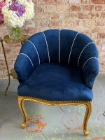 Eleganti mazi zeltīti klubkrēsli ar zilu samta apdari — neobaroka stilā, (Antique small gilded velvet armchairs) (5853) - Image 3