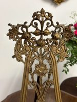 Izsmalcināts Jūgendstila bronzas krāsas galda molberts ar īrisiem — ap 1900. gadu (5236) - Image 4