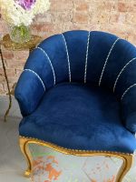 Eleganti mazi zeltīti klubkrēsli ar zilu samta apdari — neobaroka stilā, (Antique small gilded velvet armchairs) (5853) - Image 5