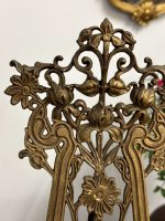 Izsmalcināts Jūgendstila bronzas krāsas galda molberts ar īrisiem — ap 1900. gadu (5236) - Image 6