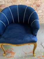 Eleganti mazi zeltīti klubkrēsli ar zilu samta apdari — neobaroka stilā, (Antique small gilded velvet armchairs) (5853) - Image 6