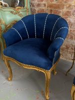 Eleganti mazi zeltīti klubkrēsli ar zilu samta apdari — neobaroka stilā, (Antique small gilded velvet armchairs) (5853) - Image 4