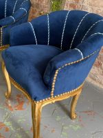 Eleganti mazi zeltīti klubkrēsli ar zilu samta apdari — neobaroka stilā, (Antique small gilded velvet armchairs) (5853) - Image 11