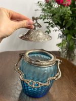 Antīks zila stikla cukurtrauks ar metāla apdari un rokturi — Jūgendstila ietekmē (antique blue glass biscuit jar) (5226) - Image 4
