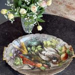 Liela izmēra, servējamais, porcelāna šķīvis, apgleznots ar mākslinieka parakstu, smags (6488)