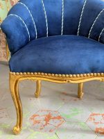 Eleganti mazi zeltīti klubkrēsli ar zilu samta apdari — neobaroka stilā, (Antique small gilded velvet armchairs) (5853) - Image 13