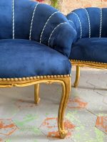Eleganti mazi zeltīti klubkrēsli ar zilu samta apdari — neobaroka stilā, (Antique small gilded velvet armchairs) (5853) - Image 14