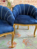 Eleganti mazi zeltīti klubkrēsli ar zilu samta apdari — neobaroka stilā, (Antique small gilded velvet armchairs) (5853) - Image 15