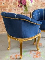 Eleganti mazi zeltīti klubkrēsli ar zilu samta apdari — neobaroka stilā, (Antique small gilded velvet armchairs) (5853) - Image 17