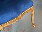 Eleganti mazi zeltīti klubkrēsli ar zilu samta apdari — neobaroka stilā, (Antique small gilded velvet armchairs) (5853) - Image 20