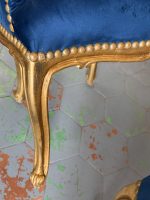 Eleganti mazi zeltīti klubkrēsli ar zilu samta apdari — neobaroka stilā, (Antique small gilded velvet armchairs) (5853) - Image 21