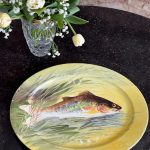 servējamais porcelāna šķīvis ar uzgleznotu zivs ,motīvu un parakstu, vidēji liela izmēra, smags (6602)