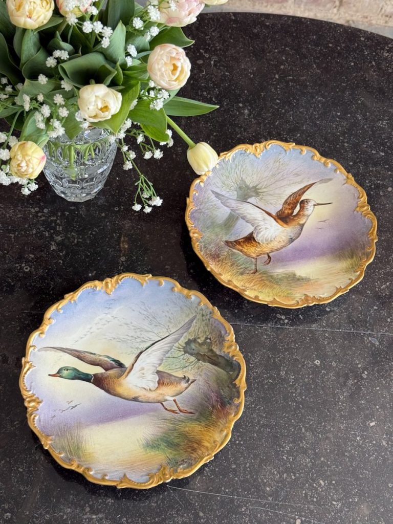 Malet porcelænsfad med ænder og guldkant, mellemstørrelse (6604)