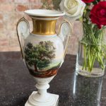 izsmalcināta porcelāna vāze ar zelta krāsas detalizāciju, neliela izmēra (6985)