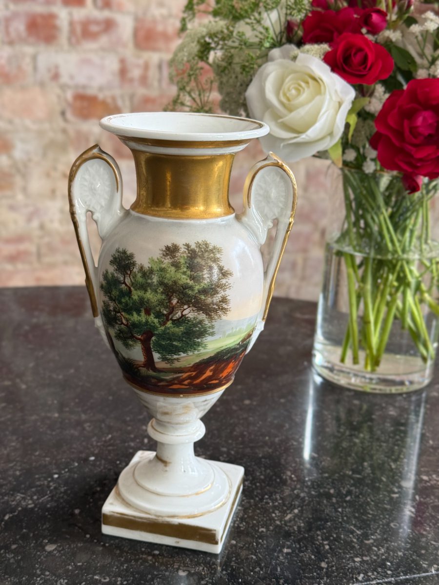 izsmalcināta porcelāna vāze ar zelta krāsas detalizāciju, neliela izmēra (6985) - Image 1