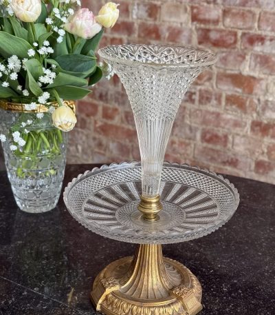 Slebet krystal centerpiece med vase og forgyldt metalfod
