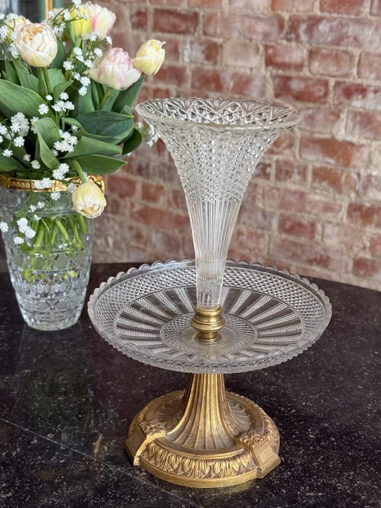 Slebet krystal centerpiece med vase og forgyldt metalfod