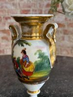 Porcelāna amforas vāze ar žanra skatu un ainavu — Vieux Paris / Impērijas stilā (Vieux Paris Porcelain Vase Hand Painted in Empire Style) (6992) - Image 2