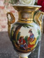 Porcelāna amforas vāze ar žanra skatu un ainavu — Vieux Paris / Impērijas stilā (Vieux Paris Porcelain Vase Hand Painted in Empire Style) (6992) - Image 3