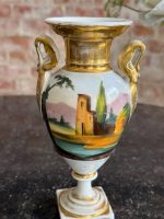 Porcelāna amforas vāze ar žanra skatu un ainavu — Vieux Paris / Impērijas stilā (Vieux Paris Porcelain Vase Hand Painted in Empire Style) (6992) - Image 6