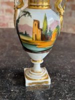 Porcelāna amforas vāze ar žanra skatu un ainavu — Vieux Paris / Impērijas stilā (Vieux Paris Porcelain Vase Hand Painted in Empire Style) (6992) - Image 8