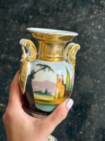 Porcelāna amforas vāze ar žanra skatu un ainavu — Vieux Paris / Impērijas stilā (Vieux Paris Porcelain Vase Hand Painted in Empire Style) (6992) - Image 10
