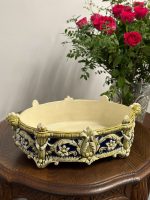 Majolika / fajanss jardinière ar renesanses ornamentiku kobaltzilas un olivzaļas glazūrā — Historicisms / Neorenensanse, Austro-Ungārija vai Vācija, ap 1870.–1895. Fajansa Kašpo, Trauks Zaļos Toņos, Vidēja Izmēra (5213) - Image 4