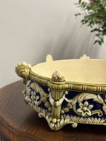 Majolika / fajanss jardinière ar renesanses ornamentiku kobaltzilas un olivzaļas glazūrā — Historicisms / Neorenensanse, Austro-Ungārija vai Vācija, ap 1870.–1895. Fajansa Kašpo, Trauks Zaļos Toņos, Vidēja Izmēra (5213) - Image 8