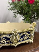 Majolika / fajanss jardinière ar renesanses ornamentiku kobaltzilas un olivzaļas glazūrā — Historicisms / Neorenensanse, Austro-Ungārija vai Vācija, ap 1870.–1895. Fajansa Kašpo, Trauks Zaļos Toņos, Vidēja Izmēra (5213) - Image 10